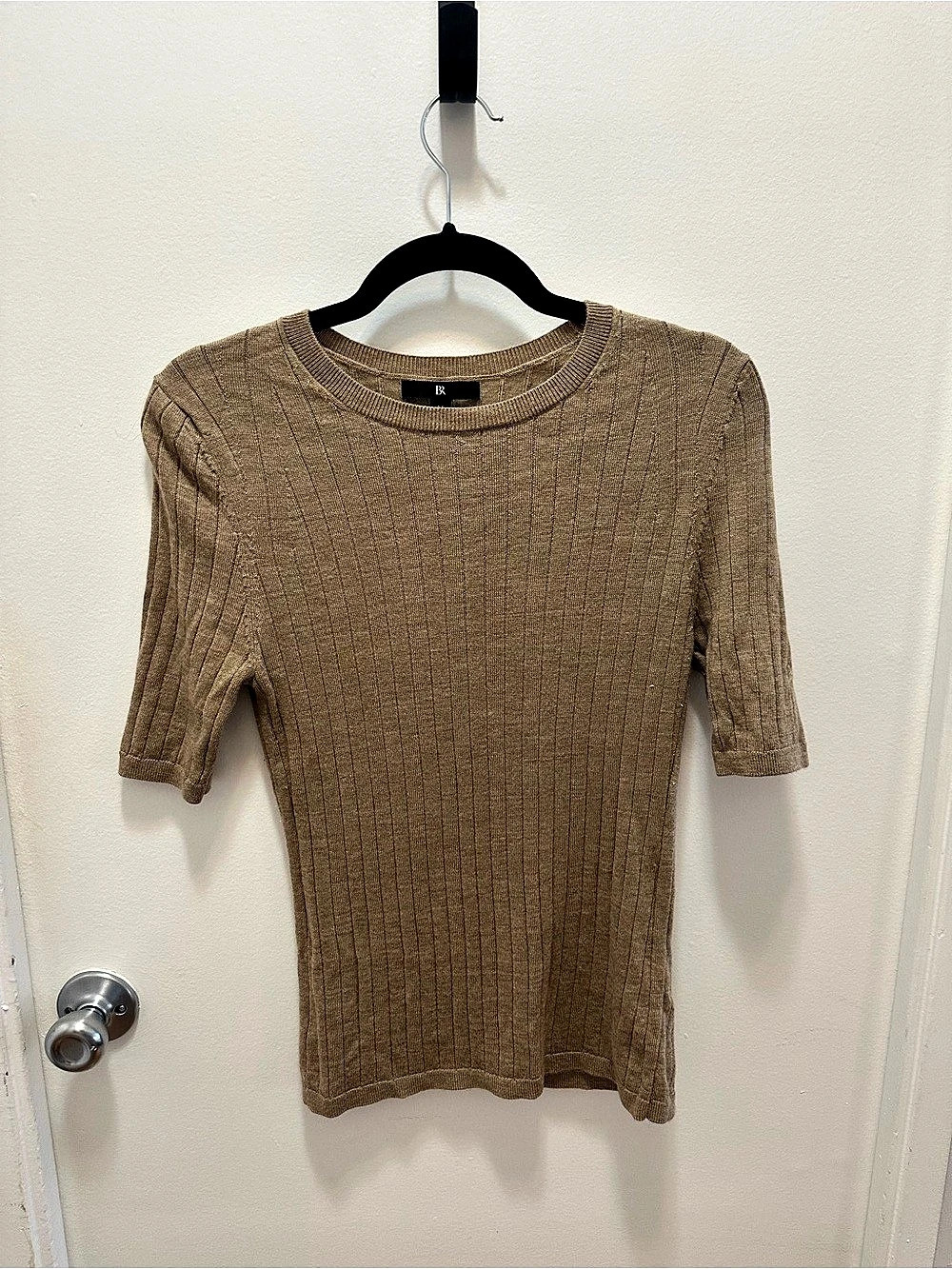 Ribbed Short Sleeve Sweater in Brown Size Medium Like New